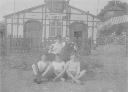 Vor dem Bootshaus 1911
